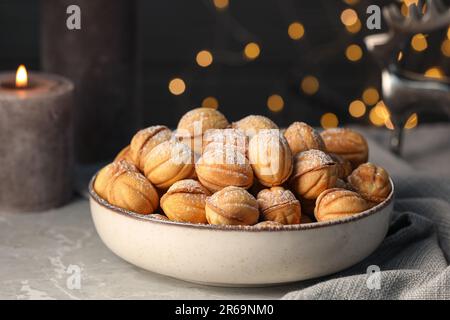 Schüssel mit leckeren nussförmigen Keksen auf grauem Tisch, Nahaufnahme Stockfoto