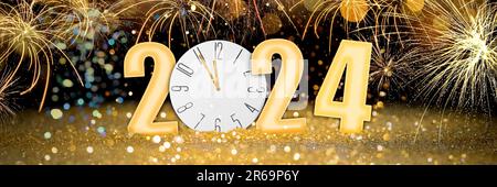 Die letzten Momente bis Neujahr zählen. Grußkarte mit den Zahlen 2024 und der Uhr anstelle von 0 auf festlichem Hintergrund, Bannerdesign Stockfoto