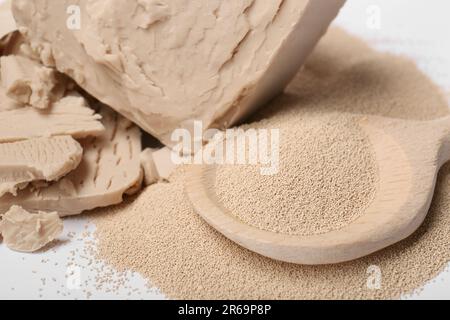 Komprimierte und granulierte Hefe auf weißem Hintergrund, Nahaufnahme Stockfoto