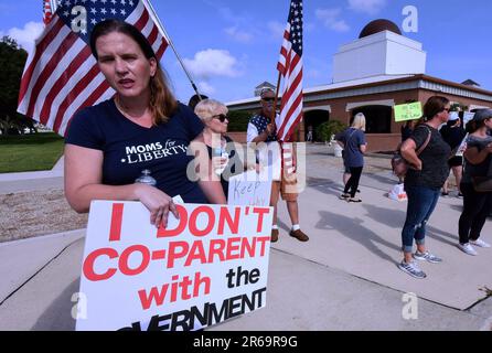 Ein Mitglied der Moms for Liberty protestiert während der COVID-19-Pandemie auf einer Sitzung des Schulrats des Bezirks Brevard in Viera gegen obligatorische Gesichtsmasken für Studenten. Das Southern Poverty Law Center (SPLC) bezeichnet in seinem Jahresbericht, der am 6. Juni 2023 veröffentlicht wurde, erstmals Moms for Liberty und 11 andere rechte ìparents' rightsî-Gruppen mit Sitz in Florida als regierungsfeindliche extremistische Gruppen. Stockfoto