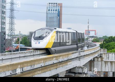 Bangkok, Thailand - 6June, 2023: Thailändische elektrische Einschienenbahn, gelbe Linie in Bangkok Stockfoto