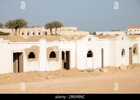 Unvollendetes Hotel in Ägypten in Sharm El Sheikh an einem Sommertag Stockfoto