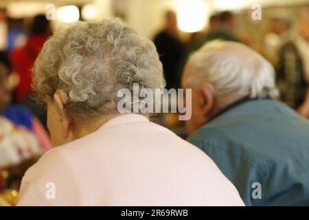 Datei Foto vom 23/02/2014 von älteren Menschen auf einer Wohltätigkeits-Teeparty, da ein neuer National Care Service könnte am 80. Jahrestag des NHS eingeführt werden, aber es gibt keine „Quick Fix für unsere soziale Versorgung Notfall“, ein Bericht sagt. Stockfoto