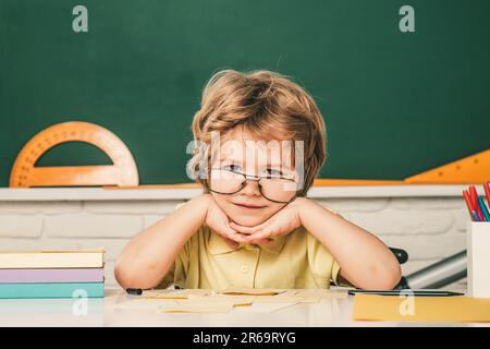 Der Schüler lernt Buchstaben und Zahlen. Die Kinder machen sich für die Schule fertig. Hausunterricht. Schultraum. Tagträumer-Schulkind. Träume und Fantasie. Traumhaft Stockfoto