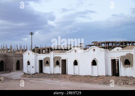 Unvollendetes Hotel in Ägypten in Sharm El Sheikh an einem Sommertag Stockfoto