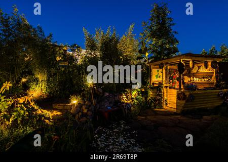 Überblick bei Nacht über den Fauna & Flora Garden, entworfen von Jilayne Rickards auf der 2023 RHS Chelsea Flower Show, London, Großbritannien Stockfoto