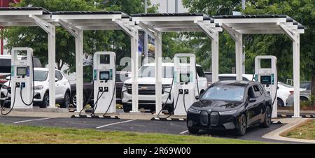 Am Mittwoch, den 7. Juni 2023, lädt ein Fahrer die Batterieeinheit seines BMW-Elektrofahrzeugs im National Corvette Museum in Bowling Green, Warren County, KY, USA an einer vierteiligen Elektro-Ladestation für Electrify America mit Gleichstrom auf. Electrify America, eine Tochtergesellschaft der Volkswagen Group of America, wurde 2016 gegründet und betreibt derzeit ein Netzwerk von mehr als 788 Ladestationen für Elektrofahrzeuge in den USA, darunter vier im US-Bundesstaat Kentucky. (APEX MediaWire Foto von Billy Suratt) Stockfoto