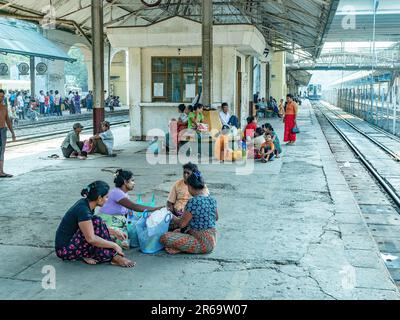 Passagiere warten auf ihre Züge in Yangon Central, dem Hauptbahnhof in Yangon, Myanmar. Stockfoto