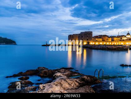 Ein malerischer Blick auf den Hafen von Dubrovnik in Kroatien bei Nacht Stockfoto