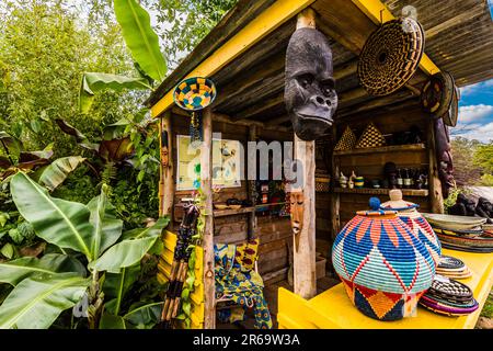 Der Kiosk im Fauna & Flora Garden, entworfen von Jilayne Rickards auf der 2023 RHS Chelsea Flower Show, London, Großbritannien Stockfoto