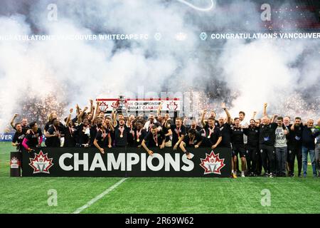 Vancouver, Kanada. 07. Juni 2023. Vancouver, British Columbia, Kanada, Juni 7. 2023: Spieler des Vancouver Whitecaps FC halten die Trophäe für den Voyageurs Cup, nachdem sie das Finale der Major League Soccer Canadian Championship zwischen dem Vancouver Whitecaps FC und dem CF Montreal im BC Place Stadium in Vancouver, British Columbia, Kanada gewonnen haben (NUR REDAKTIONELLE VERWENDUNG). (Amy Elle/SPP) Guthaben: SPP Sport Press Photo. Alamy Live News Stockfoto