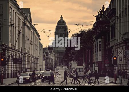 Alte Brüsseler Szene mit dem Justizpalast im Hintergrund Stockfoto