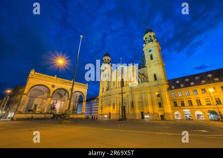 München (München) Deutschland, nächtliche Skyline am Odeonsplatz und Theaterkirche Stockfoto