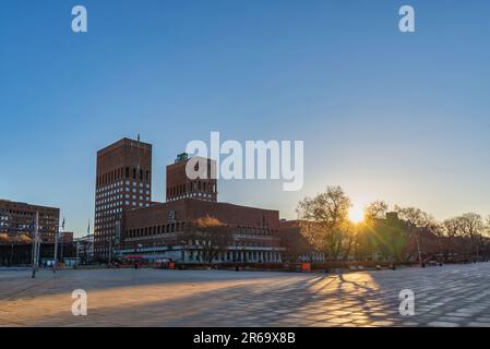 Oslo Norwegen, die Skyline der Stadt bei Sonnenaufgang am Rathaus Stockfoto