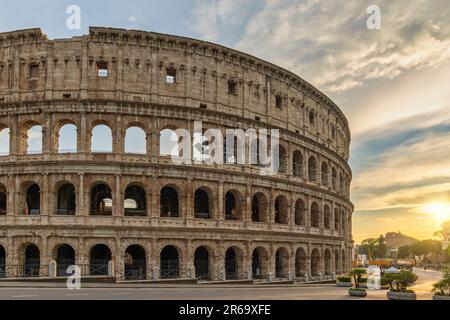Rom Italien, Skyline der Stadt bei Sonnenuntergang am Kolosseum in Rom Stockfoto