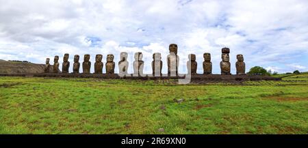 Eine Reihe von Moai-Steinstatuen auf der Plattform, die berühmte archäologische Ausgrabungsstätte Ahu Tongariki, Panoramablick von vorne, blaue Skyline. Rapa Nui Osterinsel, Chile Stockfoto