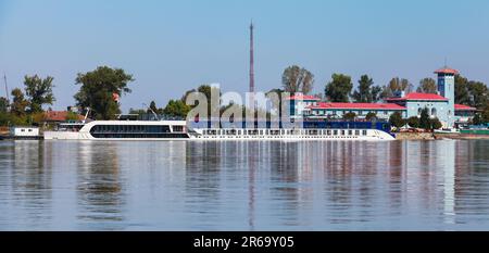 Hafen von Giurgiu, Panoramafoto an einem sonnigen Tag. Küste der Donau. Rumänien Stockfoto