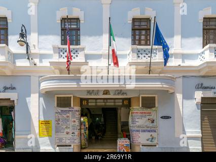 Flaggen vor dem Hotel Colon, Merida, Yucatan State, Mexiko Stockfoto