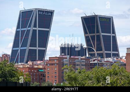 Madrid, Spanien - Juni 07 2018: Zwei Wolkenkratzer der Puerta de Europa, die sich über der Plaza de Castilla aneinander lehnen. Geschäftsviertel von Mad Stockfoto