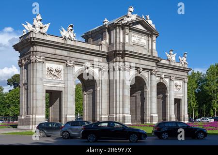 Madrid, Spanien - Juni 07 2018: Die Puerta de Alcalá („Alcala-Tor“, aus dem arabischen Wort القلعة al-qal'a, „Zitadelle“) ist ein neoklassizistisches Denkmal in der Stockfoto