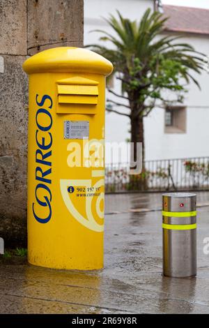 Santiago de Compostela, Spanien - Juni 05 2018: Gelber spanischer Briefkasten in Santiago de Compostela. Stockfoto