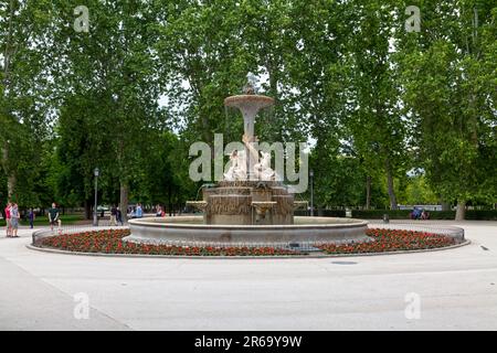 Madrid, Spanien - Juni 07 2018: Der Fuente de los Galapagos (Englisch: Brunnen der Galapagos) oder der Brunnen der Isabel II ist ein monumentaler Brunnen in BU Stockfoto