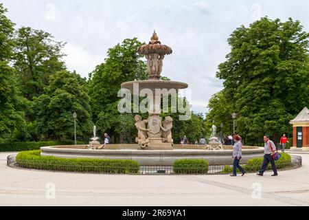 Madrid, Spanien - Juni 07 2018: Der Fuente de la Alcachofa (Englisch: Brunnen der Artichoke) ist ein monumentaler Brunnen im Buen Retiro Park Stockfoto