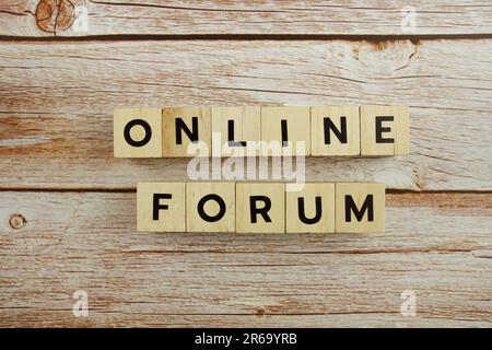 Online-Forum-Wortalphabet auf Holzhintergrund Stockfoto