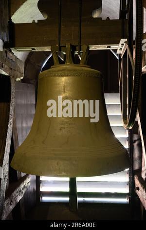 Ceske Budejovice, Tschechische Republik - Mai 28 2023: Budvar oder Budweiser Bell im Schwarzen Turm Cerna Vez. Stockfoto