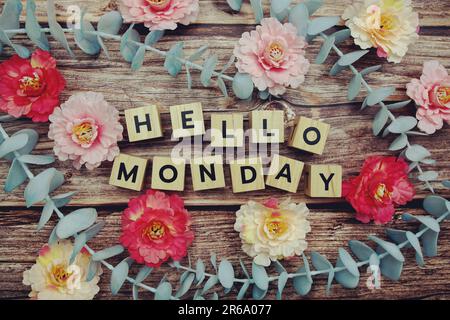 Hallo Montag Alphabet Buchstaben und Blume schmücken auf Holzhintergrund Stockfoto
