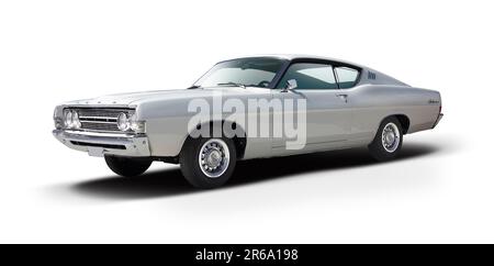 Ford Fairlane 500 Fastback-Oldtimer isoliert auf weißem Hintergrund Stockfoto