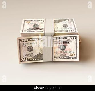 Ein Stapel gebündelter US-Dollar-Banknoten auf einem isolierten hellen Hintergrund - 3D-Wiedergabe Stockfoto