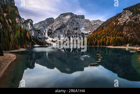 Lake Braies, Italien - Panoramablick aus der Vogelperspektive auf Lake Braies (Lago di Braies) in den italienischen Dolomiten in Südtirol mit blauem Himmel, hölzernen Booten und Sehen Stockfoto