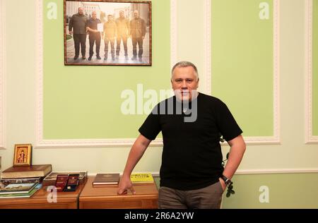 Nicht exklusiv: KIEW, UKRAINE - 7. JUNI 2023 - Stellvertretender Leiter des Büros des Präsidenten der Ukraine Ihor Schowkva gibt ein Interview mit einem Korrespondenten Stockfoto