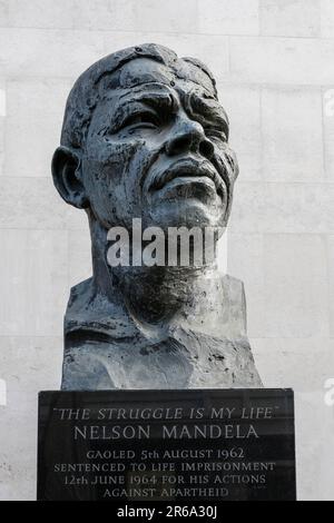 Büste von Nelson Mandela, Künstler Ian Walters, Royal Festival Hall, London, England, Vereinigtes Königreich Stockfoto