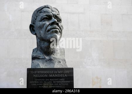 Büste von Nelson Mandela, Künstler Ian Walters, Royal Festival Hall, London, England, Vereinigtes Königreich Stockfoto