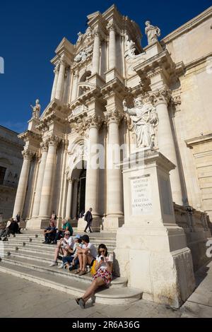 Piazza del duomo ortigia Insel sirakus sizilianische Touristen im Vordergrund zwei weibliche Touristen, die im Vordergrund in bunt bemalte Rikscha mit drei Rädern laufen Stockfoto