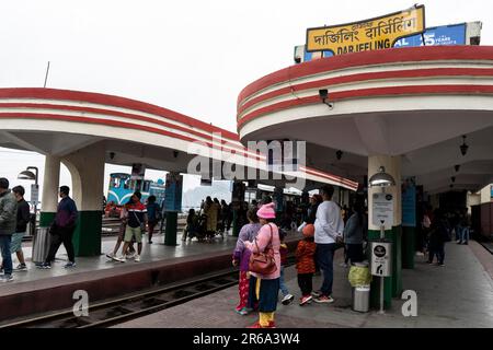 DARJEELING, INDIEN, 25. MAI: Touristen warten am 25. Mai 2023 auf einen Spielzeugzug der Darjeeling Himalayan Railway (DHR) am Bahnhof Darjeeling Stockfoto