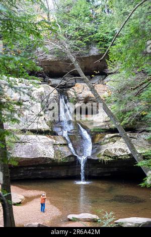 Logan, Ohio, Queer Creek gleitet über die Cedar Falls im Hocking Hills State Park Stockfoto