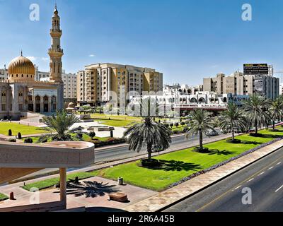 Sultan Qaboos Straße, Moschee, Minarett, Häuser, Palmen, Grün, Autos, Verkehr, Stadtblick, Muscat, Oman, ein Gemetzel Stockfoto