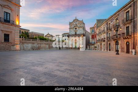 Syrakus, Sizilien, Italien. Stadtbild des historischen Zentrums von Syrakus, Sizilien, Italien mit Piazza Duomo und Kirche Santa Lucia alla Badia bei Sonne Stockfoto