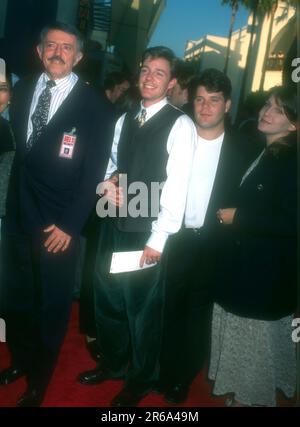 Universal City, Kalifornien, USA 17. Juli 1996 (L-R) Schauspieler John Astin, Sons Schauspieler Mackenzie Astin, Sean Astin und seine Frau Christine Harrell besuchen am 17. Juli 1996 in Universal City, Kalifornien, USA die Premiere „The Frighteners“ von Universal Pictures auf dem Cineplex Odeon Universal City Cinemas. Foto: Barry King/Alamy Stock Photo Stockfoto