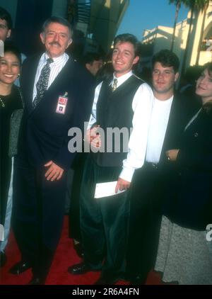 Universal City, Kalifornien, USA 17. Juli 1996 (L-R) Valerie Ann Sandobal, Actor John Astin, Sons Actor Mackenzie Astin, Sean Astin und seine Frau Christine Harrell nehmen am 17. Juli 1996 in Universal City, Kalifornien, USA an der Premiere „The Frighteners“ von Universal Pictures Teil. Foto: Barry King/Alamy Stock Photo Stockfoto