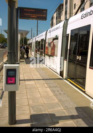 Die Straßenbahnerweiterung von Newhaven zum Flughafen Edinburgh begann am 7. Juni in Edinburgh, Schottland, Großbritannien Stockfoto