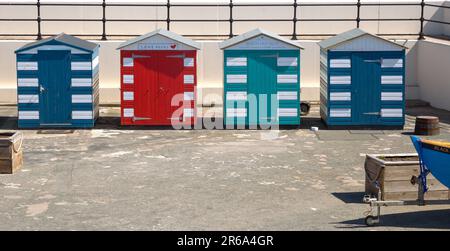 Bunte gestrichene Hütten zur Lagerung in der Nähe von North Berwick Harbour, East Lothian, Schottland, Großbritannien Stockfoto