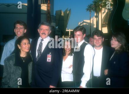 Universal City, Kalifornien, USA 17. Juli 1996 (L-R) Valerie Ann Sandobal, Actor John Astin, Sons Actor Mackenzie Astin, Sean Astin und seine Frau Christine Harrell nehmen am 17. Juli 1996 in Universal City, Kalifornien, USA an der Premiere „The Frighteners“ von Universal Pictures Teil. Foto: Barry King/Alamy Stock Photo Stockfoto