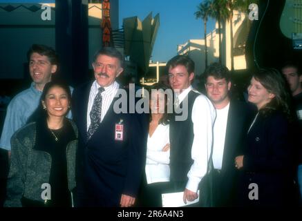 Universal City, Kalifornien, USA 17. Juli 1996 (L-R) Valerie Ann Sandobal, Actor John Astin, Sons Actor Mackenzie Astin, Sean Astin und seine Frau Christine Harrell nehmen am 17. Juli 1996 in Universal City, Kalifornien, USA an der Premiere „The Frighteners“ von Universal Pictures Teil. Foto: Barry King/Alamy Stock Photo Stockfoto