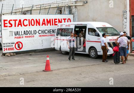 Sammelbus-Taxistation für Transport nach Chichen Itza, Valladolid, Yucatan, Mexiko Stockfoto