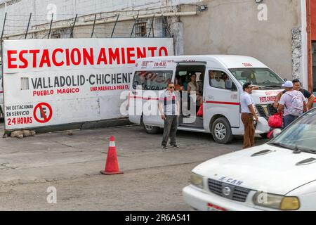 Sammelbus-Taxistation für Transport nach Chichen Itza, Valladolid, Yucatan, Mexiko Stockfoto
