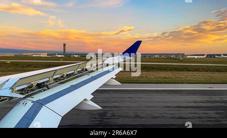 Flügel eines Flugzeugs mit ausgefahrenen Klappen und aerodynamischen Bremsen, die das Flugzeug nach der Landung am Flughafen Paris-Charles de Gaulle bremsen. Konzeptflugzeuge Stockfoto